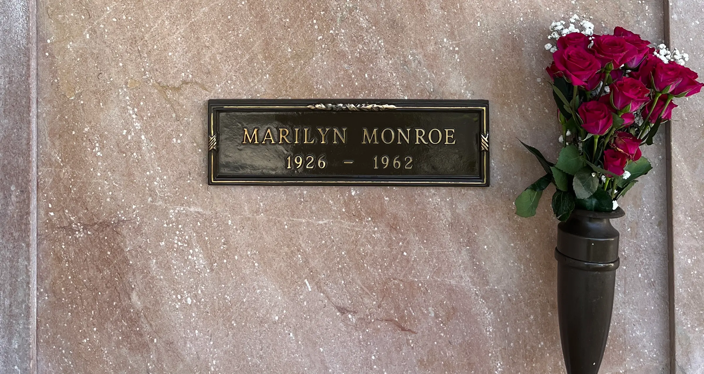 An image of Marilyn Monroe's grave