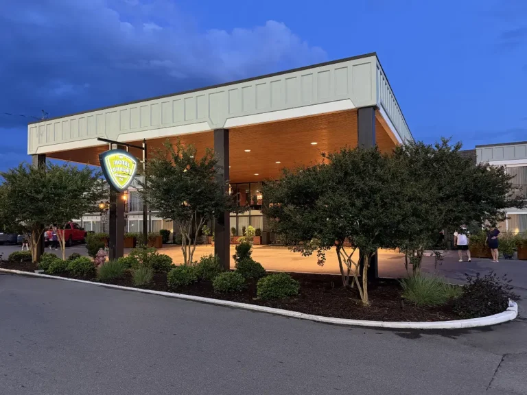 Exterior of the Hotel Chalet Chattanooga at dusk.
